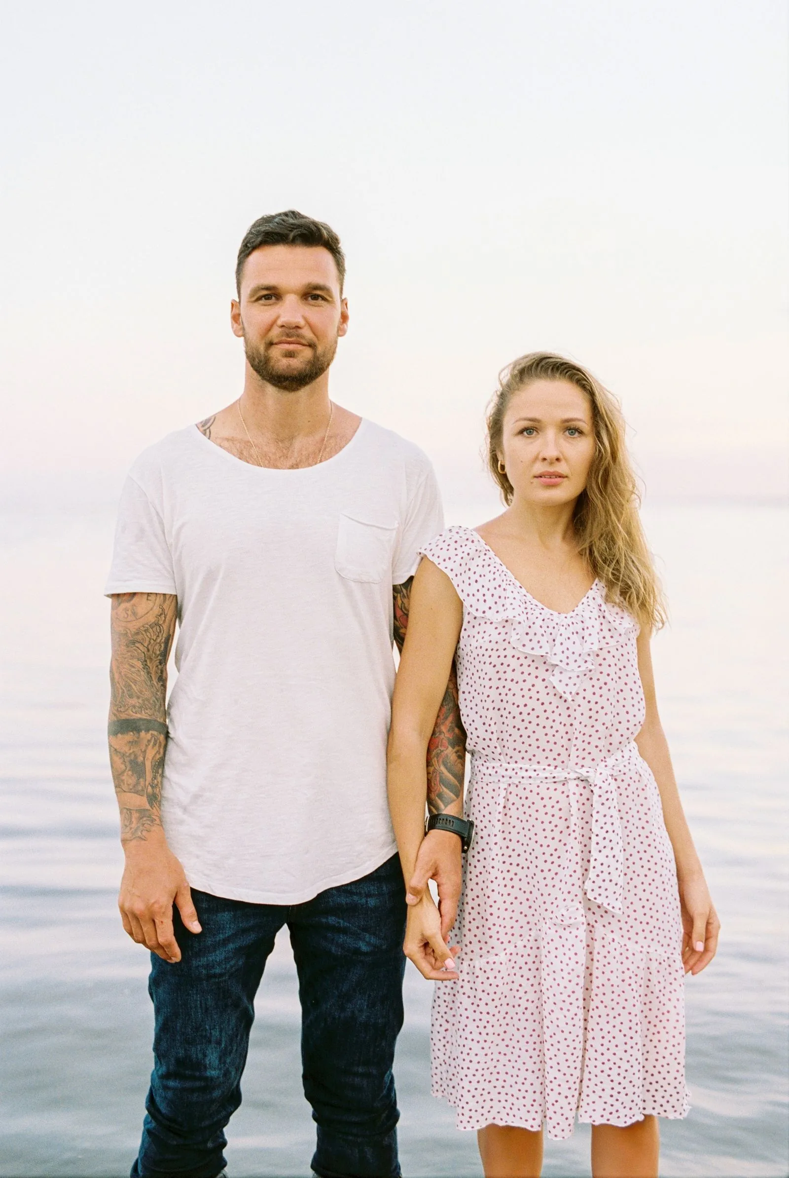 Photo d’exemple d’un couple au bord de l’eau